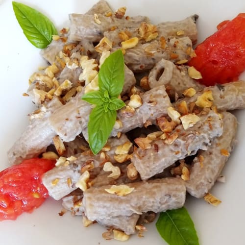 Macarrones de espelta con crema de berenjena, tomate cherry y nueces.