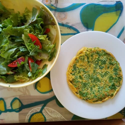 Omelette with rocket accompanied by salad with rocket and date tomatoes