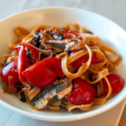 Fetuccini De Trigo Integral Con Anchoas Frescas Y Tomates Cherry