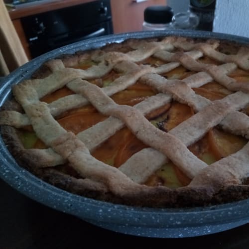 Tarta con crema pastelera y duraznos