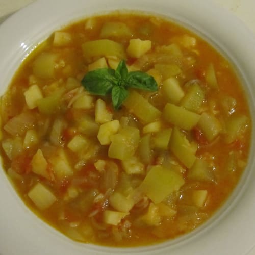 Calabacín siciliano sopa de verano, papas y tomate.