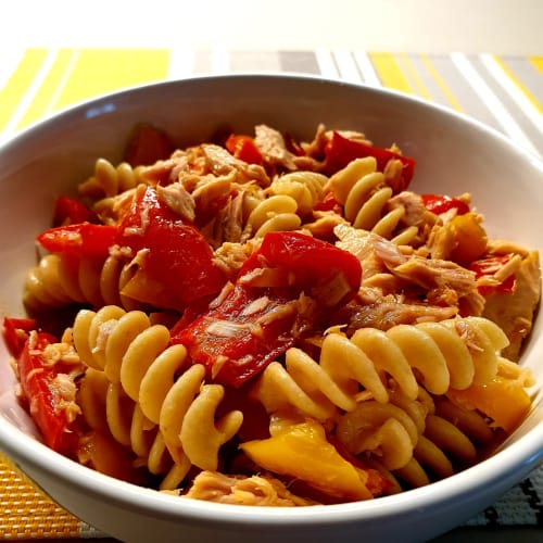 Whole wheat fusilli with peppers and tuna