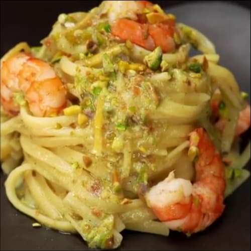 Spaghetti with prawns and pistachios flavored with lemon