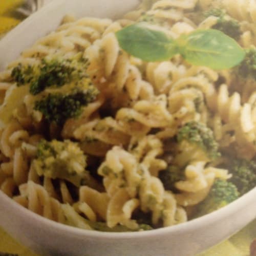 Fusilli with almonds and broccoli