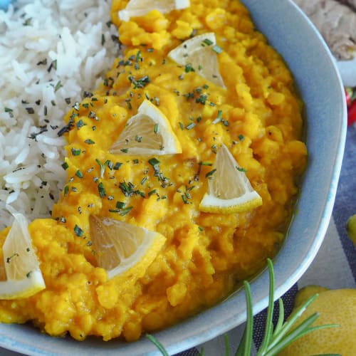 Lentejas guisadas con cúrcuma y limón.