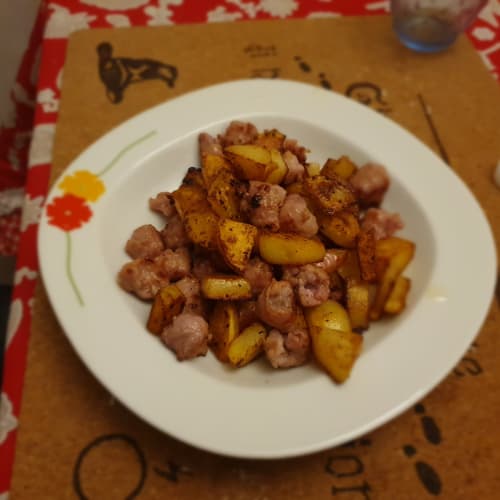 Trozos de salchicha y papas