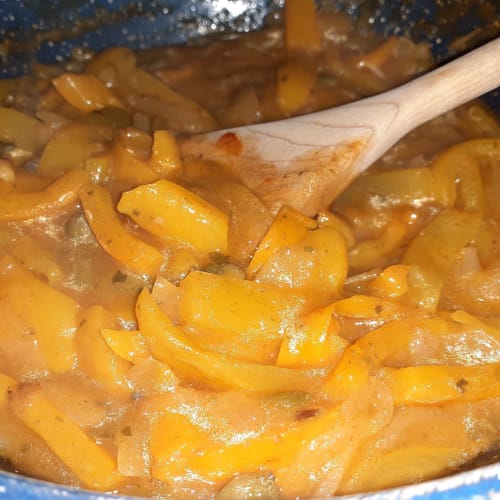 Peperonata con alcaparras