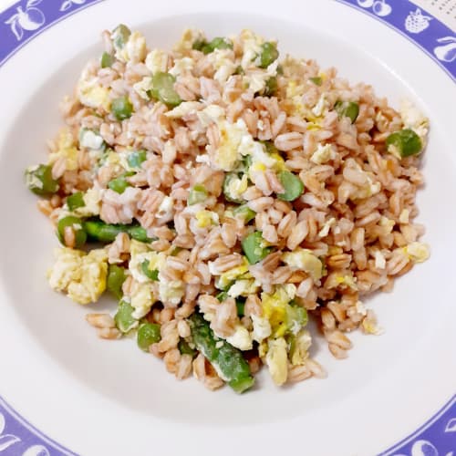 Farro con asparagi e uovo strapazzato.