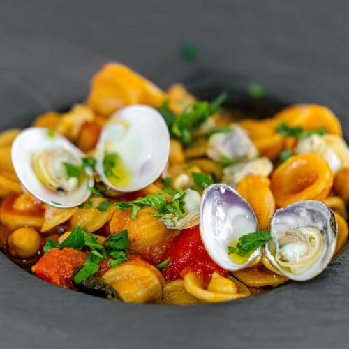 Sopa de orecchiette con garbanzos, altramuces y tomate