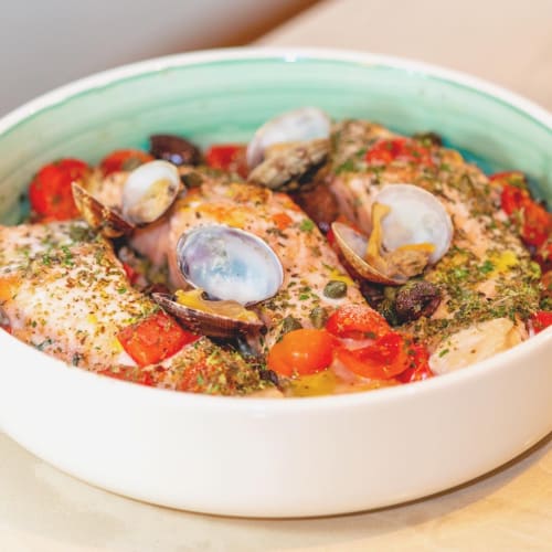 Salmón al horno con tomates cherry y almejas