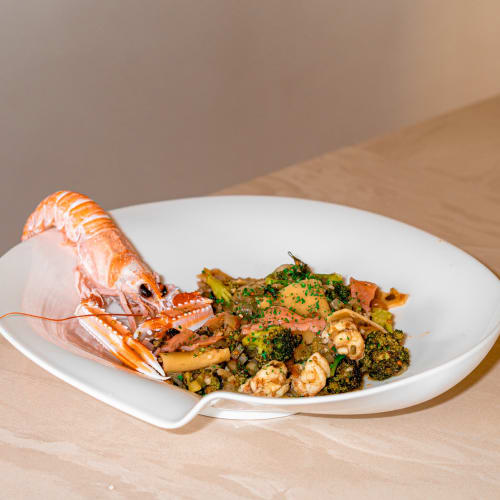 Paccheri con Scampi, Salmone, Pomodori e Broccoli