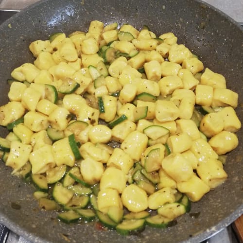 Gnocchi di ricotta allo zafferano con sugo di zucchine