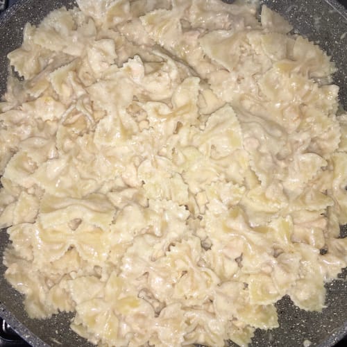 Farfalle with salmon and cream
