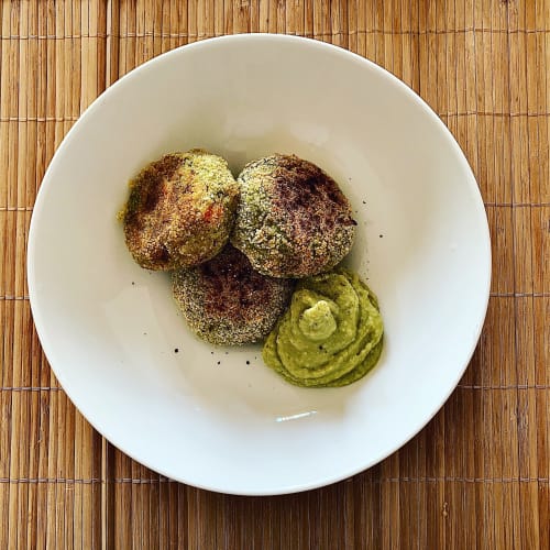 Polpette broccoli e patate con hummus di piselli e fagioli