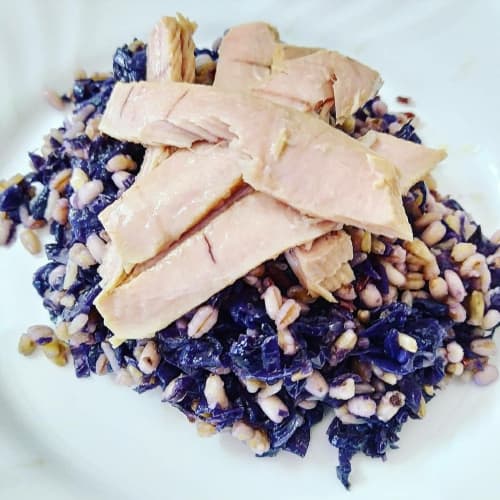 Ensalada de repollo morado y atún