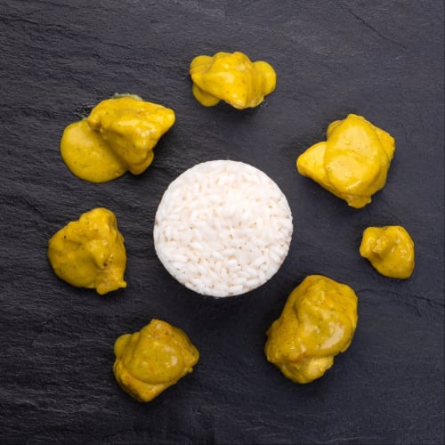 arroz pilaf con picaduras de pollo y salsa de curry