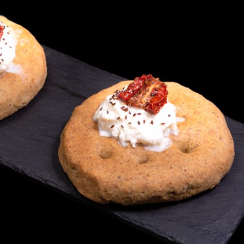 focaccia de trigo sarraceno con tomates semisecos y queso stracciatella