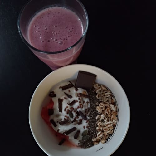 Summer Vibes: healthy smoothie and bowl. Summer Vibes: healthy smoothie and bowl.