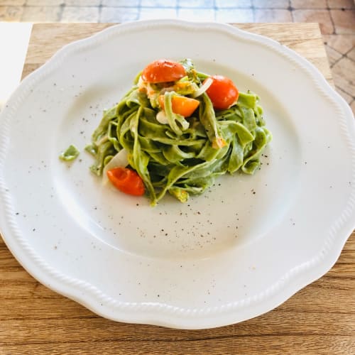 Tagliatelle verdi con cipolla di Tropea, pomodorini e fiori di zucca