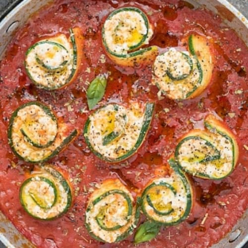 Rotolini di zucchine e ricotta in salsa di pomodoro