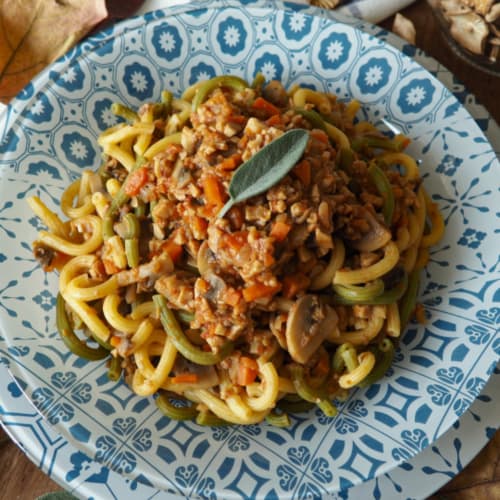 Pasta con ragù di tempeh e funghi