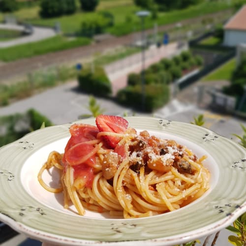 Spaghetti ai frutti di mare e salsa di fragole