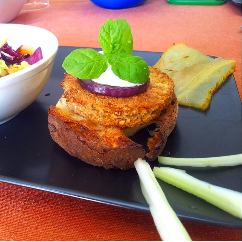 Hamburger di cicerchie con cipolla al balsamico e tzaziki di sedano