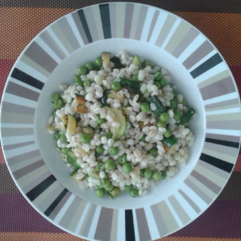 Insalata di orzo con piselli e zucchine