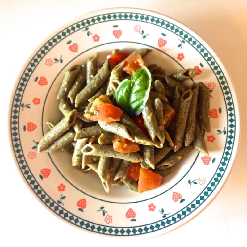 Penne con pesto de cáñamo y cereza