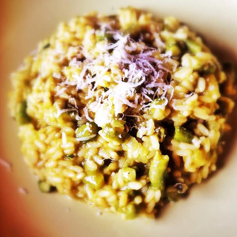 Risotto de espárragos de campo, el azafrán y queso de oveja