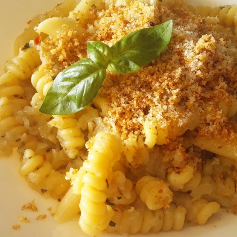 Pasta with onions and breadcrumbs