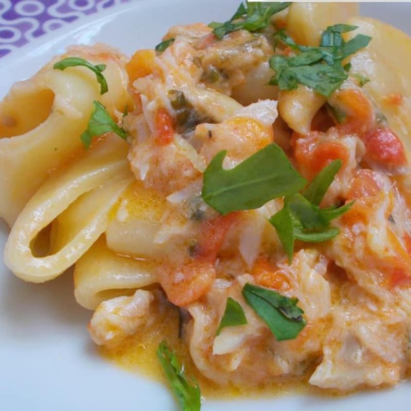 Mezzi paccheri con provola, baccalà e rucola alla regale incanto