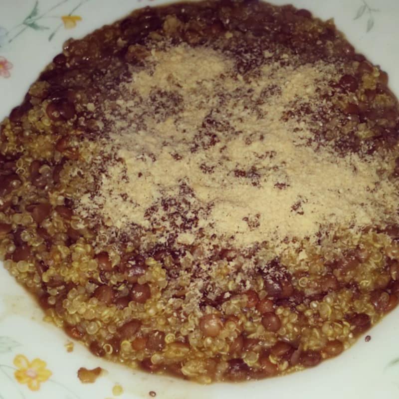 Quinoa con lenticchie, curcuma e lievito alimentare