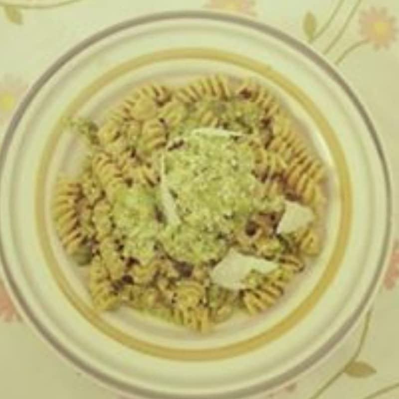 Fusilli integrali con pesto di piselli, tofu e noci