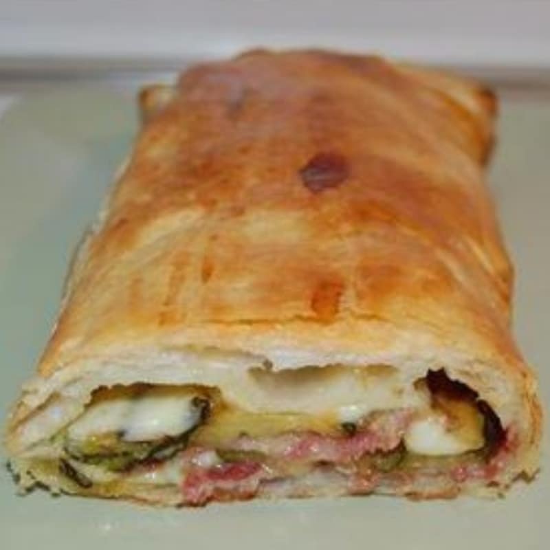 Strudel zucchini, ham and soft cheese