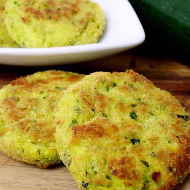 Zucchini fritters with yogurt sauce