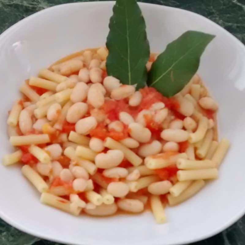 Pasta e fagioli con ricotta forte