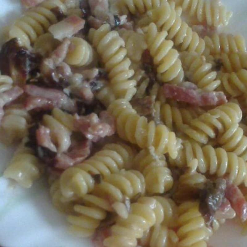 Fusilli con pancetta, cipollotti di tropea, radicchio e pecorino