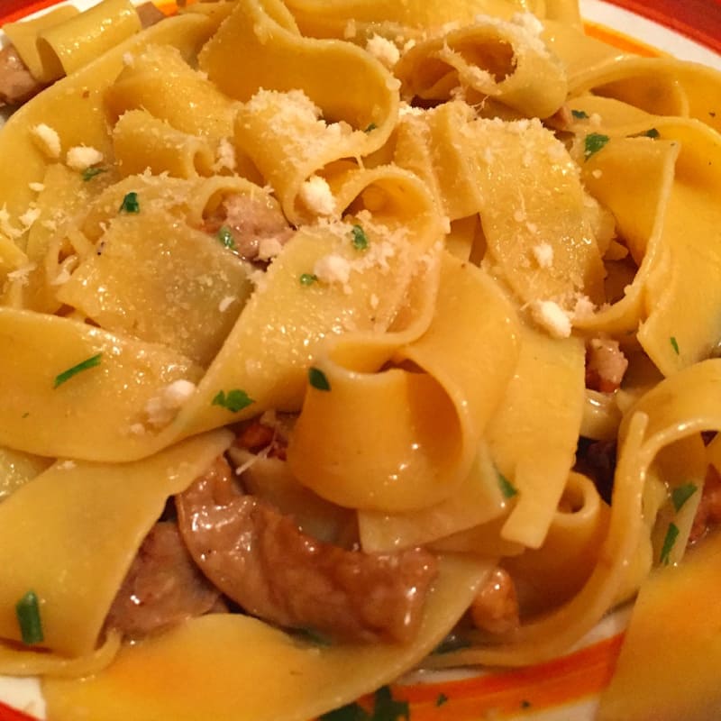 Pappardelle de huevo con setas y frutos secos