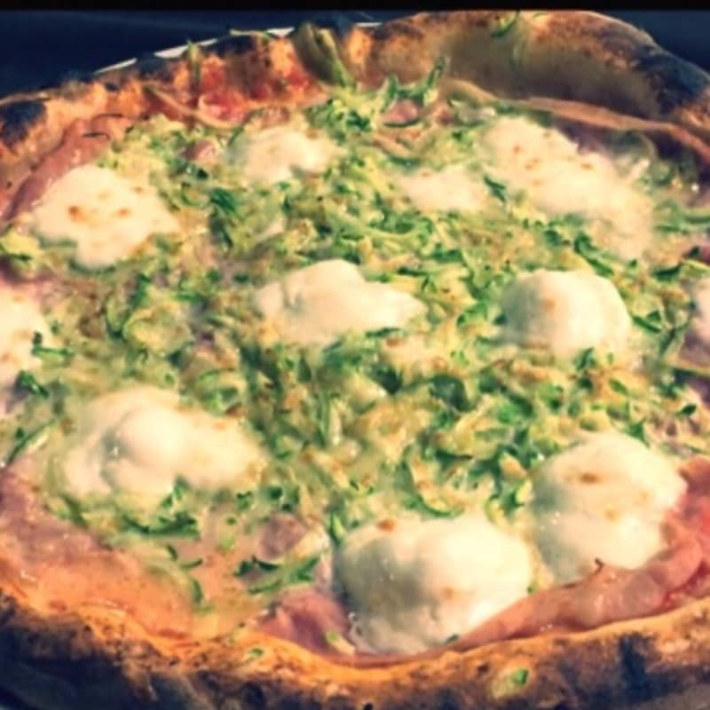 cocinado pizza, calabacín y búfalos