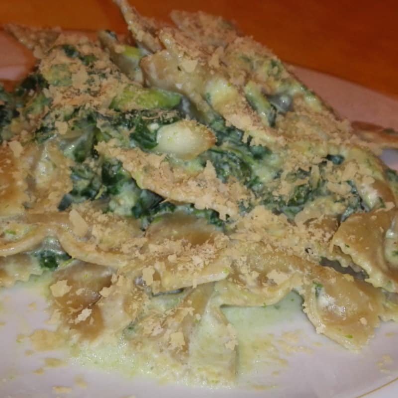 Integrante de Farfalle con brócoli y crema