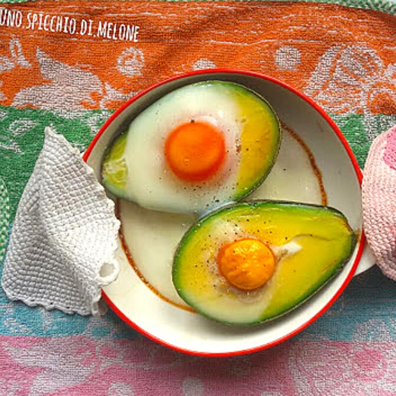 Aguacate en el horno con huevos