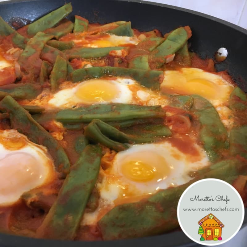 Huevos con salsa de guisantes de nieve