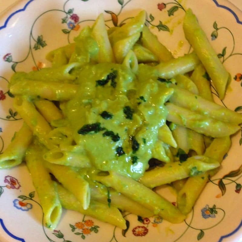 Penne con crema de guisantes