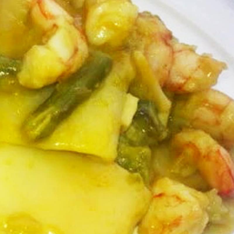 Paccheri with cream of asparagus and prawns