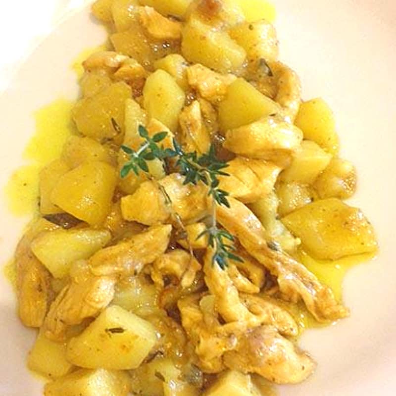 Sliced ​​chicken and potato curry and thyme