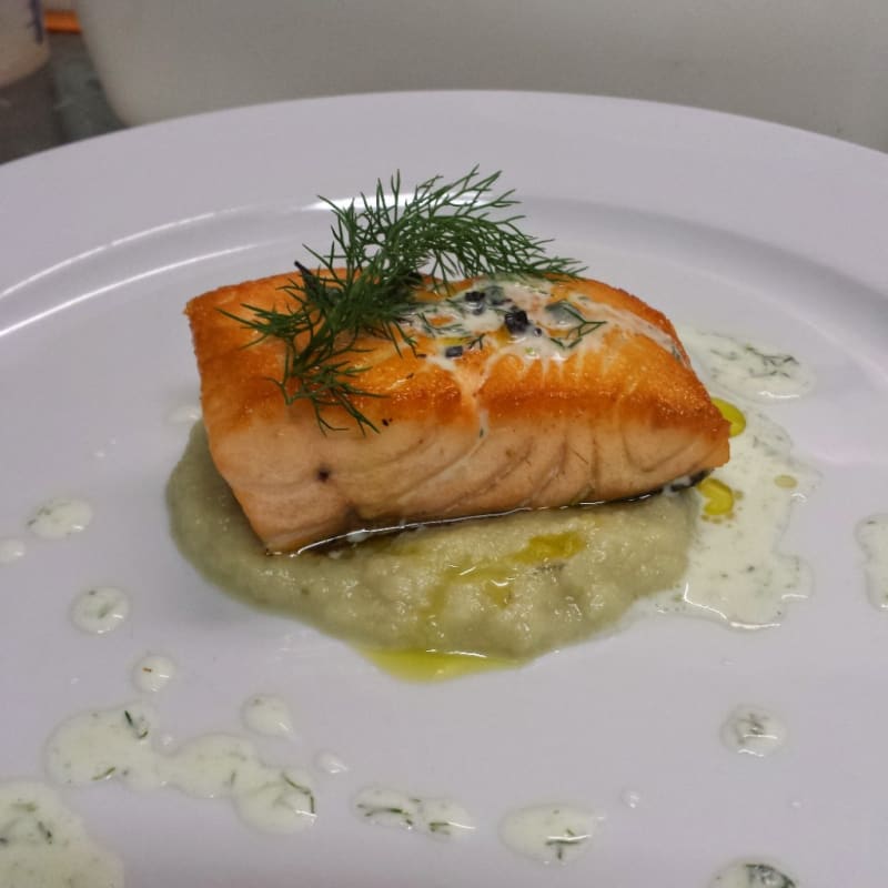 Salmone su crema di finocchio e salsa all'aneto