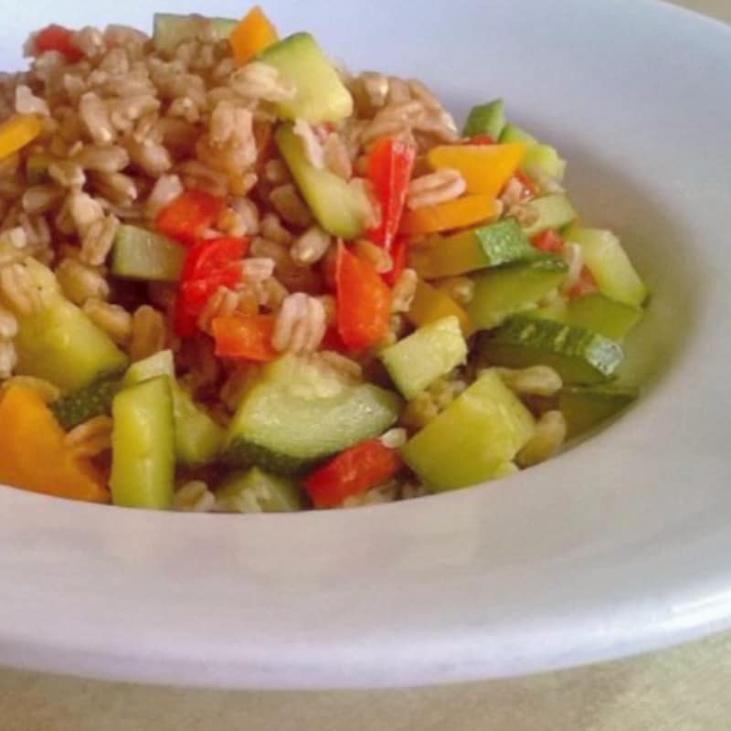 Spelled salad with vegetables