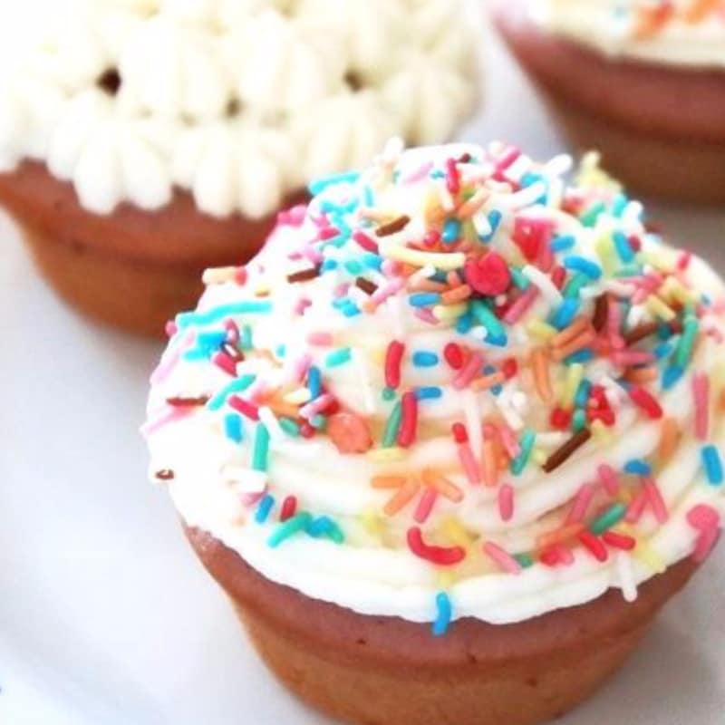 Cupcakes with lemon frosting