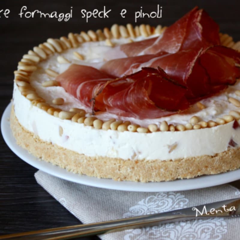 Cheesecake speck pinoli e formaggi